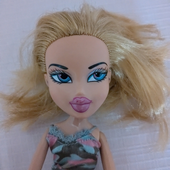 Bratz Cloe Doll 2001 blue eyes blond hair MGA - Picture 4 of 7